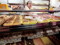 1008020024 ma nb MasDonuts  Diane Wing, who has worked here for 18 years, fills an order of donuts at Ma's Donuts on Acushnet Avenue in the north end of New Bedford.   PETER PEREIRA : food, restaurant, eat, morning, breakfast, work, labor